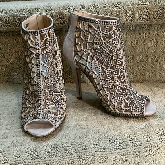 Fabulous Betsey Johnson cream with gunmetal bling caged peep toe 4” bootie. - Picture 2 of 16